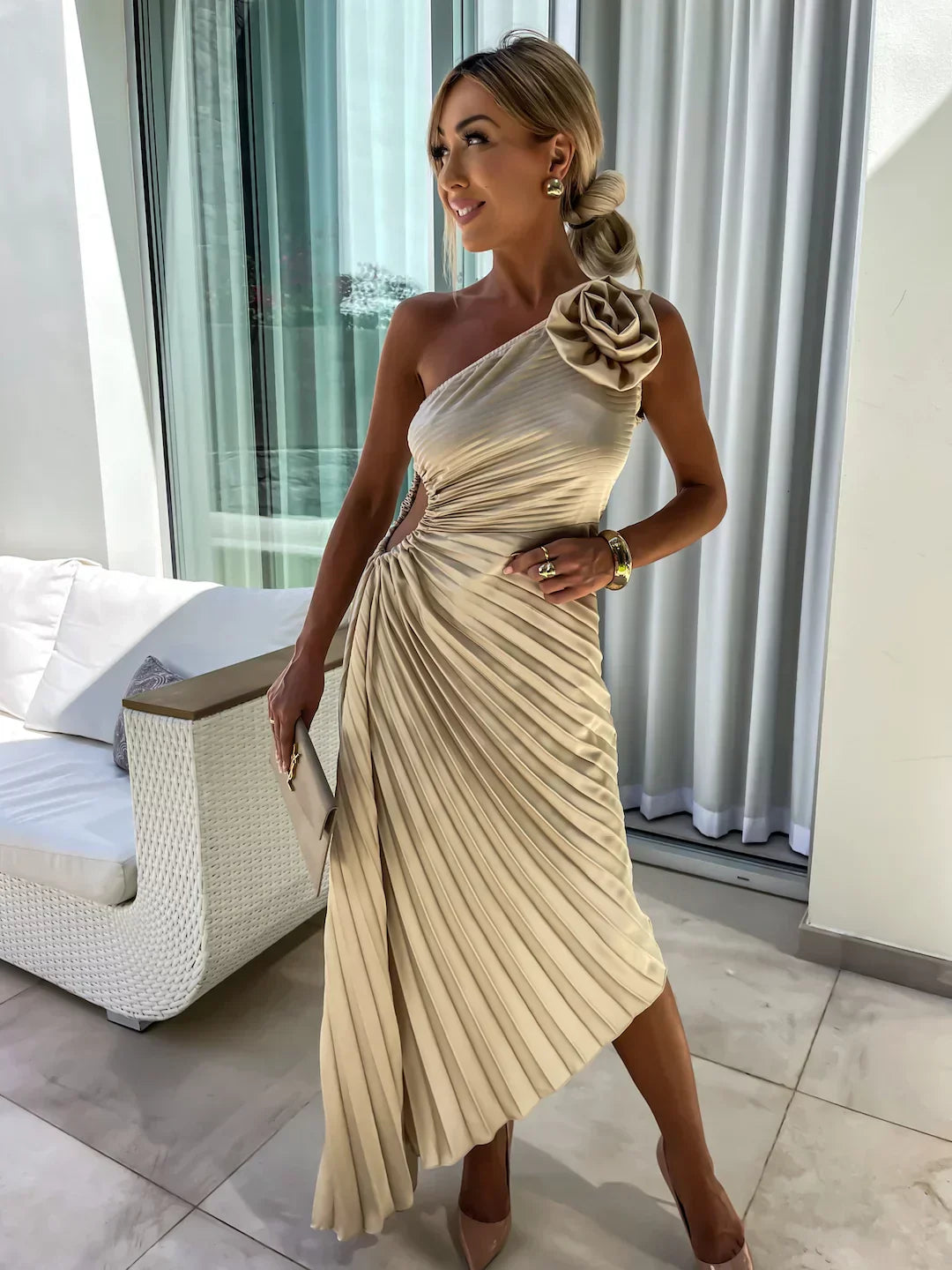 Lizbeth - Dress with Flower Shoulders
