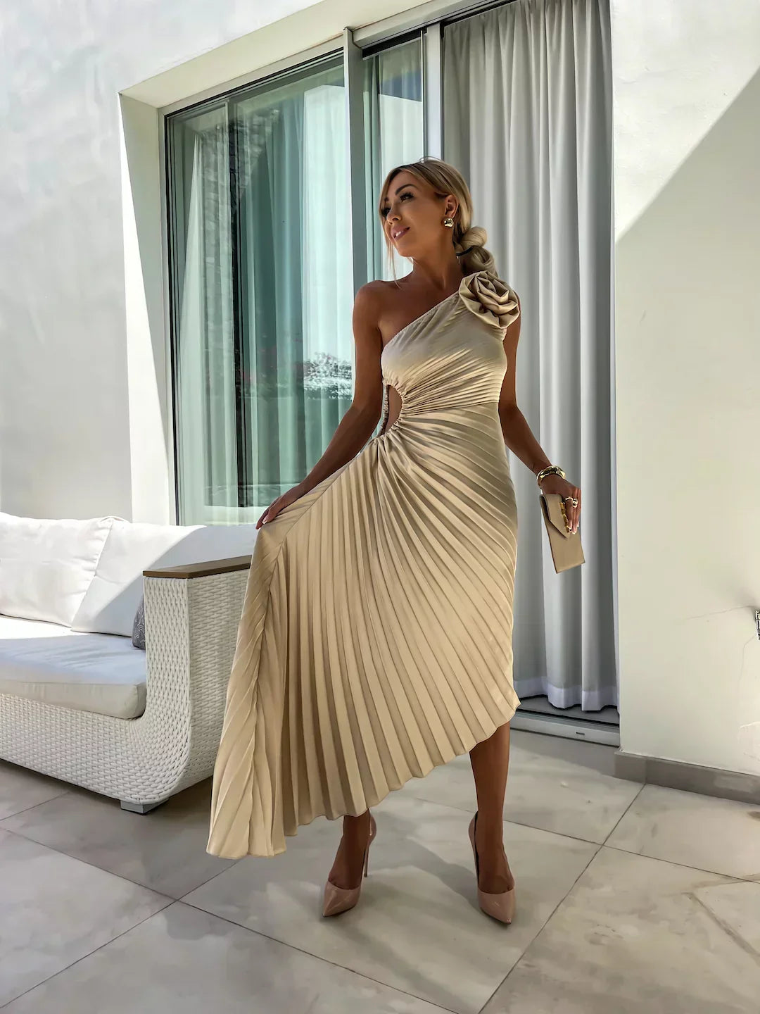 Lizbeth - Dress with Flower Shoulders